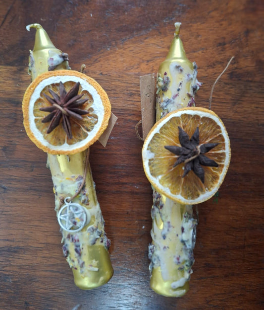 Gold dressed candle with dried lemon and clove – for prosperity, protection, and manifestation.