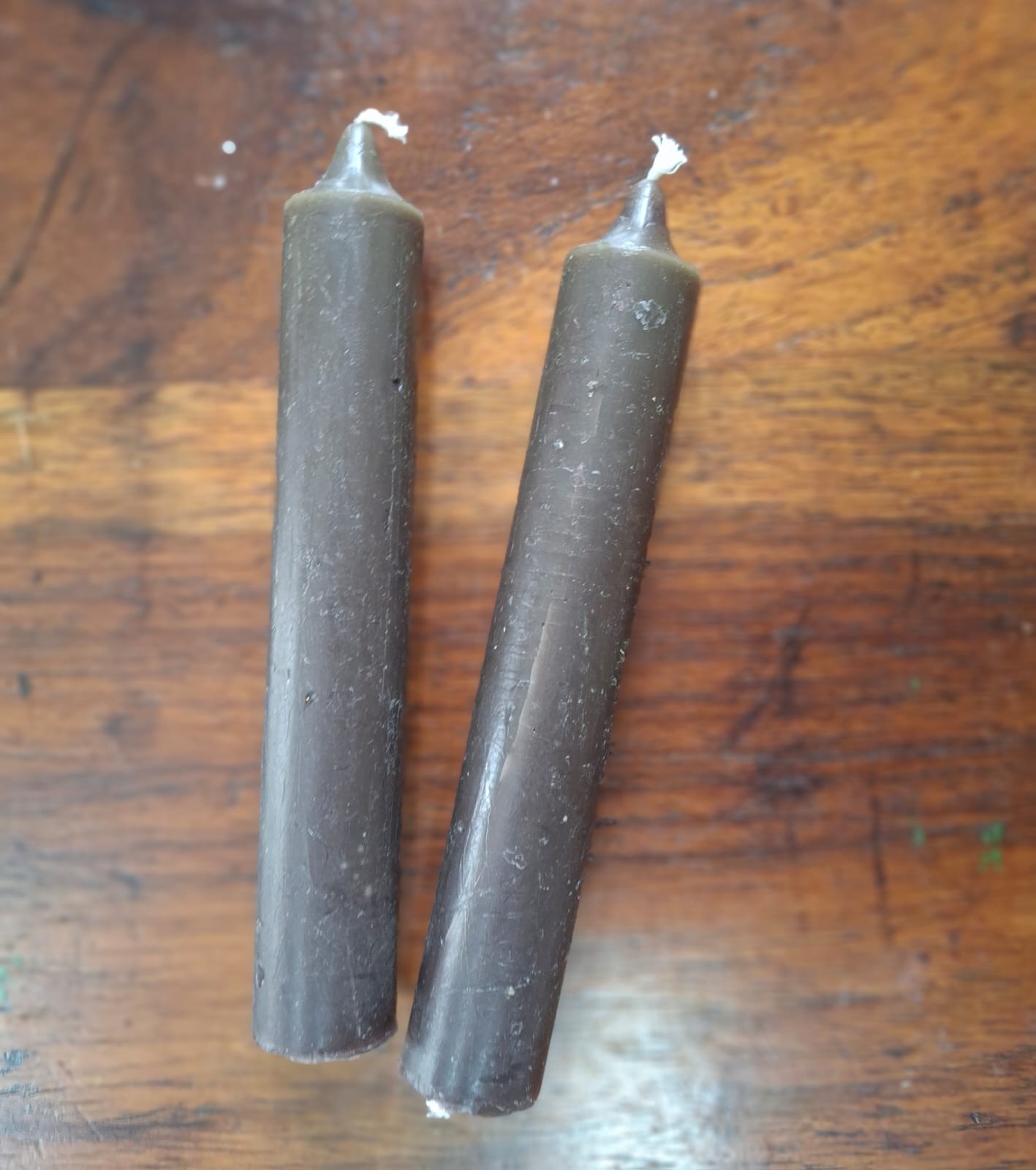 Plain brown candle – for grounding, stability, and creating a calm, centered ambiance.