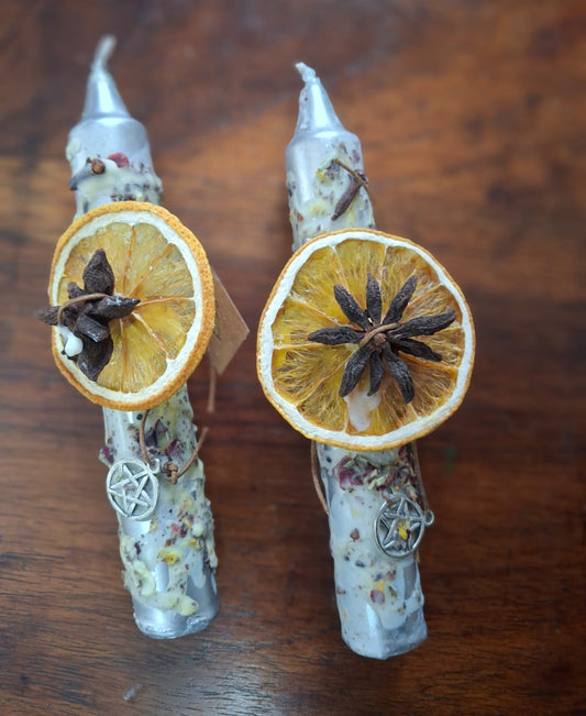 Silver dressed candle with dried lemon and clove – for clarity, protection, and spiritual connection.
